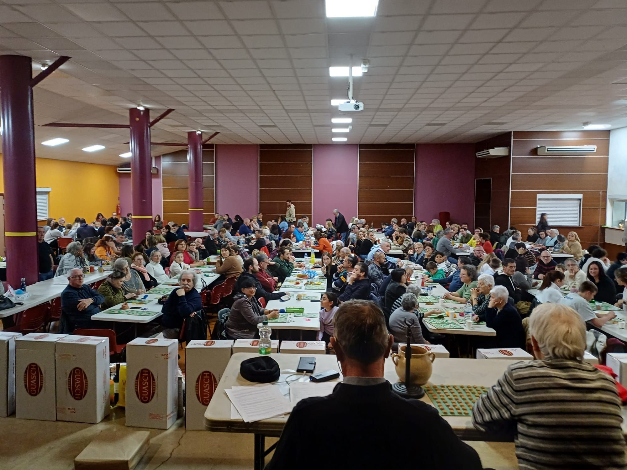 Prop de 250 persones riflen per la Casa Macià